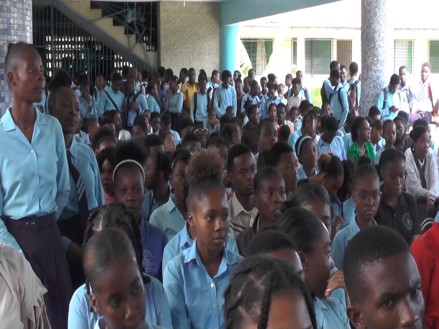 Le ministre Augustin Antoine visite le lycée de Pétion-Ville pour évaluer les efforts du programme de compensation scolaire